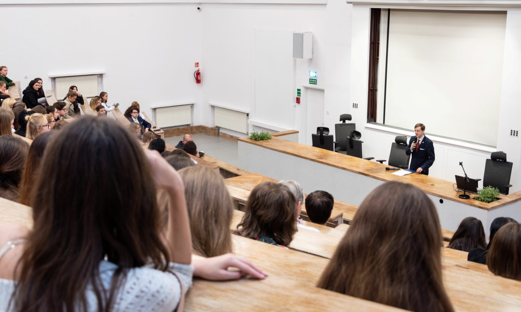Maciej Wcisło jako Przewodniczący WRSS Wydziału Polonistyki UJ wygłasza przemówienie inauguracyjne do studentów Wydziału Polonistyki UJ w auli dawnego Collegium Chemicum.