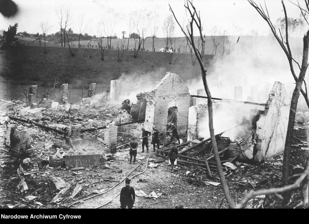 Archiwalna fotografia czarno-biała z czerwca 1927 roku przedstawiająca potężne zniszczenia po wybuchu prochowni w Witkowicach pod Krakowem. Na pierwszym planie  gruzowisko.