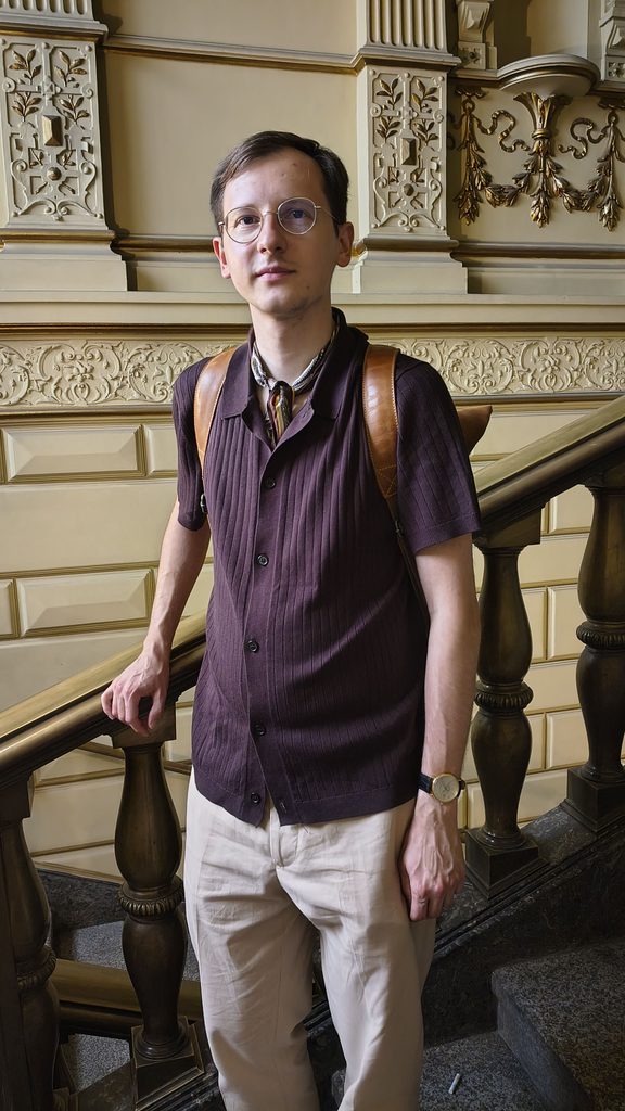Maciej Wcisło – badacz literatury, oficer rezerwy i prezes Instytutu Dziedzictwa Nowoczesności – w secesyjnym holu dawnej Kasy Oszczędności Miasta Krakowa z witrażami Józefa Mehoffera przy ul. Szpitalnej 15 w Krakowie.