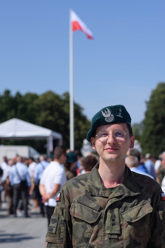 Ppor. rez. Maciej Wcisło w mundurze polowym Wojska Polskiego podczas uroczystej promocji oficerskiej żołnierzy rezerwy na Placu Marszałka Józefa Piłsudskiego w Warszawie.