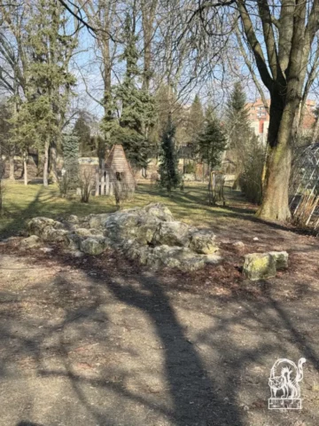 relikty-muru-fort-9-krowodrza-twierdza-krakow Pozostałości kamiennego muru stanowiącego jedyny naziemny relikt wyburzonego Fortu reditowego 9 Krowodrza, zlokalizowane na terenie Parku im. Stanisława Wyspiańskiego w Krakowie.